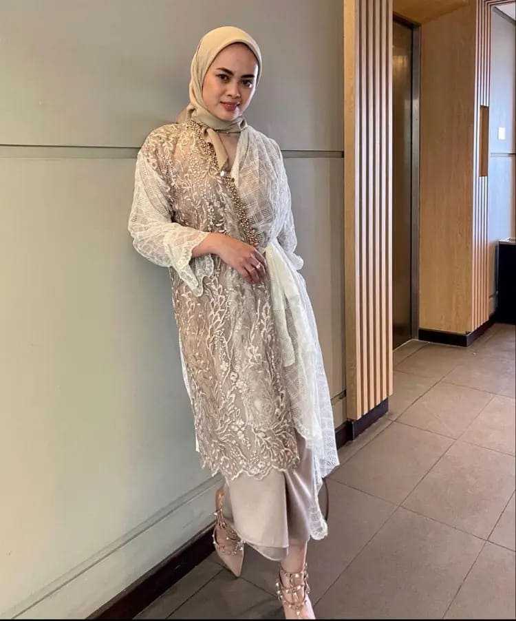 Model baju brokat muslim.