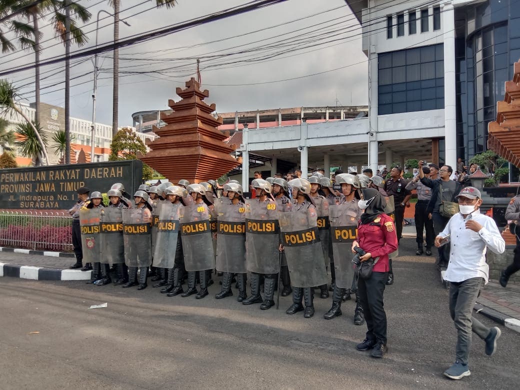 Mahasiswa Surabaya demo.