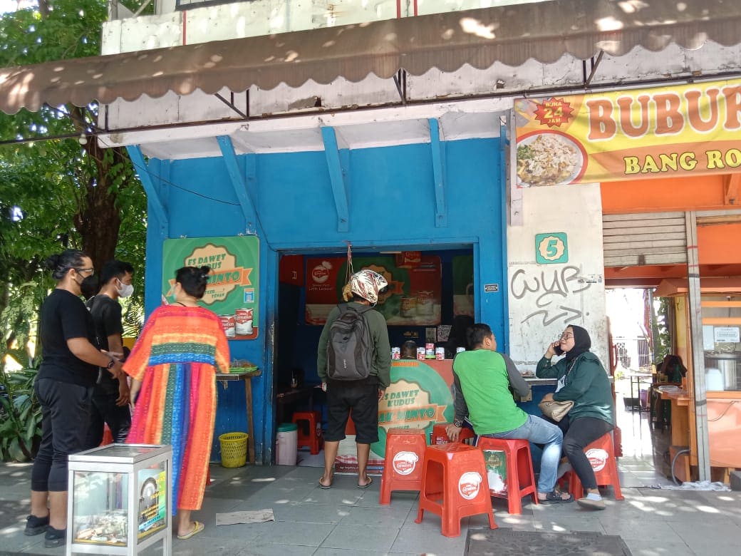 Kuliner legendaris Es Dawet Kudus Surabaya.
