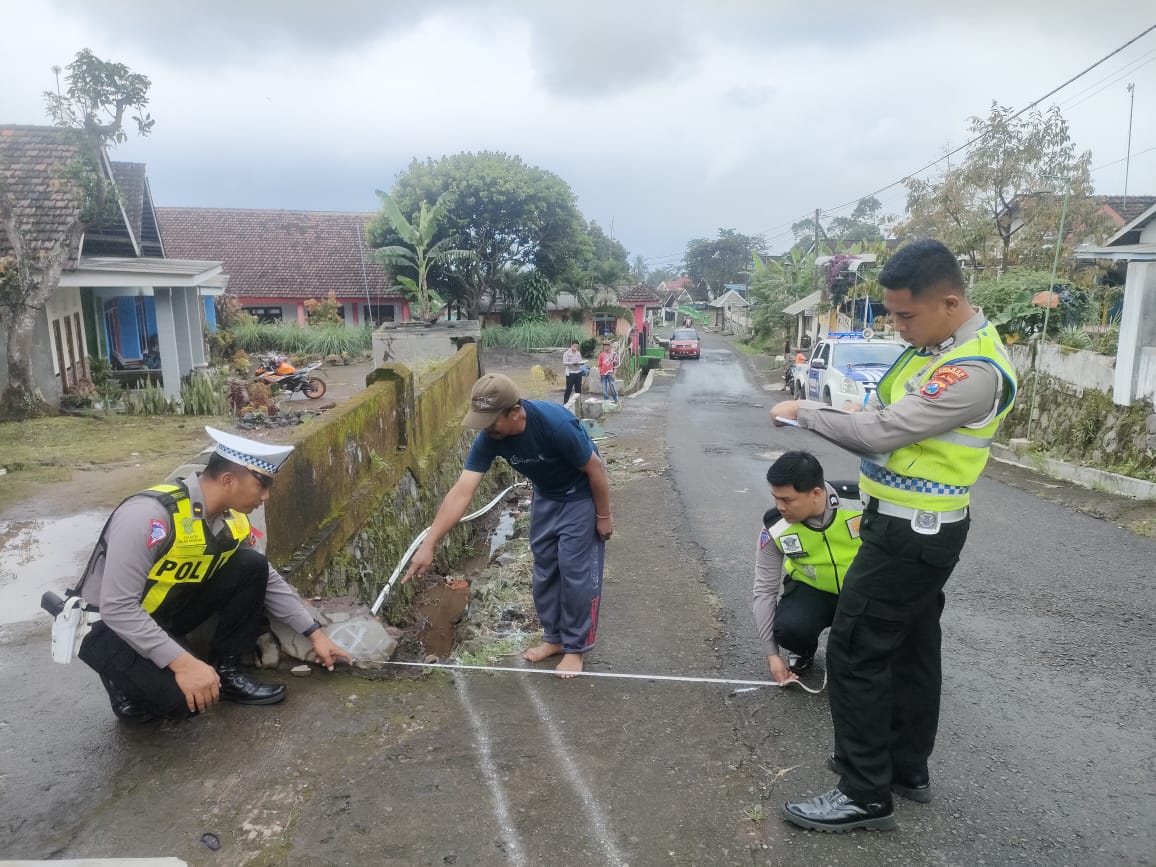 Gonceng 4 Tanpa Helm, Pasutri dan Balita Meninggal Tabrak Parit di Pasuruan 3 Gonceng 4 Tanpa Helm, Pasutri dan Balita Meninggal Tabrak Parit di Pasuruan