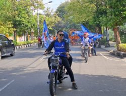 Wakil Ketua DPRD Tuban Naik Sepeda Motor Tanpa Spion dan Helm ke KPU