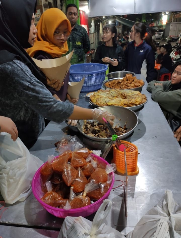 kuliner malam di surabaya tugu jatim