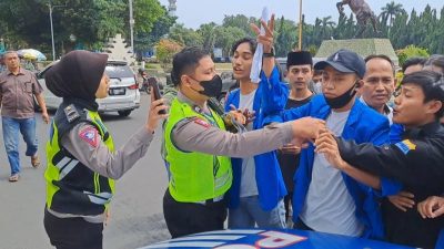 Polisi Menilang Sopir Pikap Pengangkut Mahasiswa Demo di Tuban