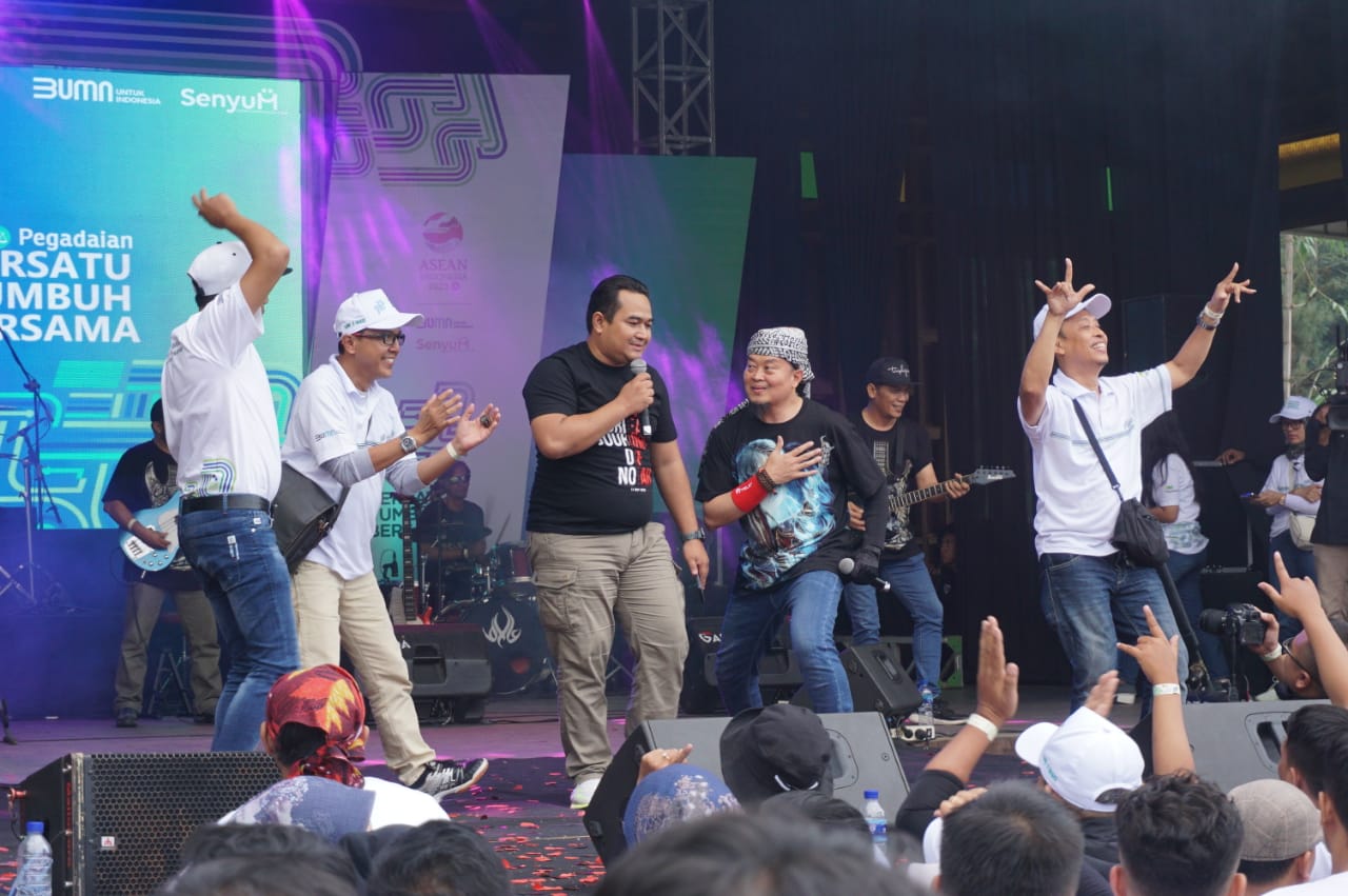 Keseruan KW 12 Rock Band Tampil Bareng Armand Maulana