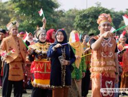 Berbaju Adat, Ribuan Mahasiswa Deklarasikan Gerakan Peradaban Indonesia di Unesa