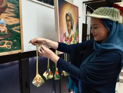 30 Seniman Lukis Ketupat Bersama, Ramaikan Surabaya Suites Hotel hingga Lestarikan Tradisi