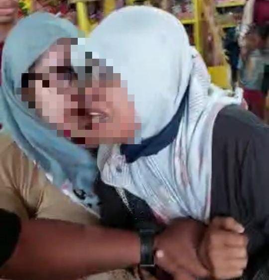 Curi kue Lebaran.