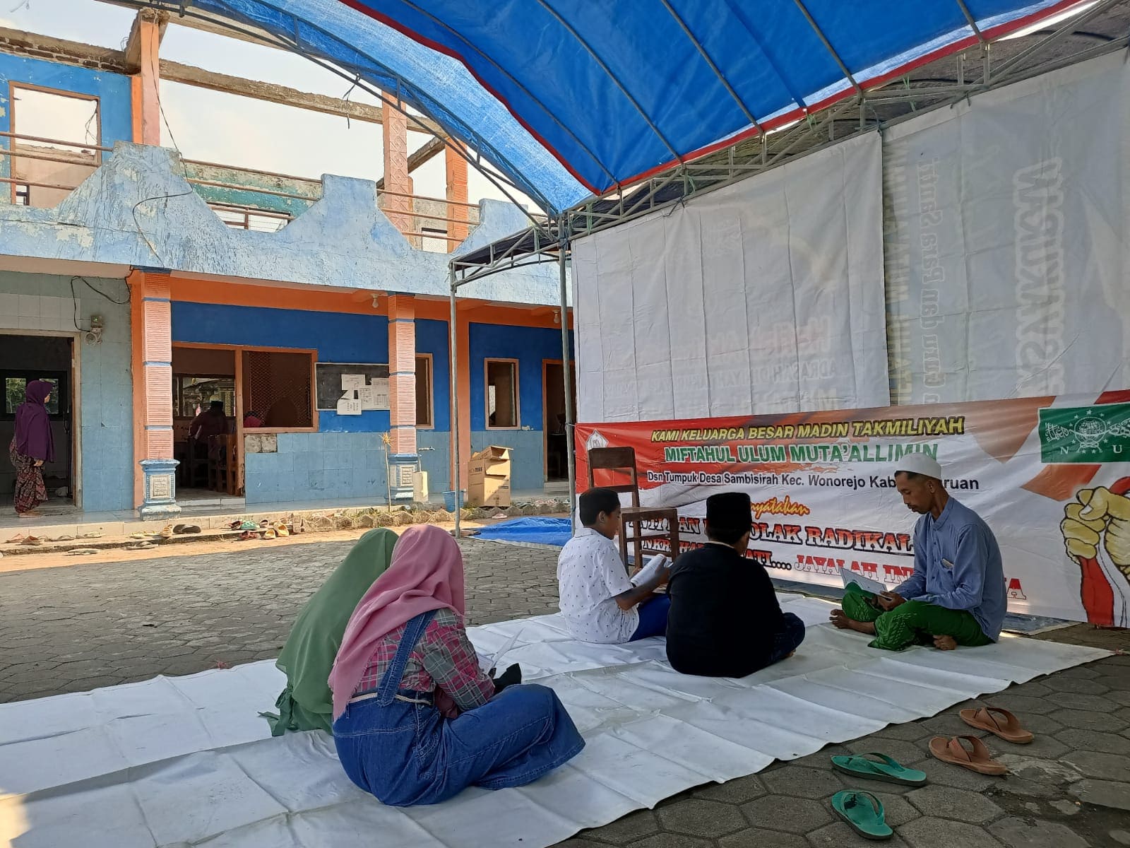Murid Madrasah Miftahul Muta'allimin Pasuruan.