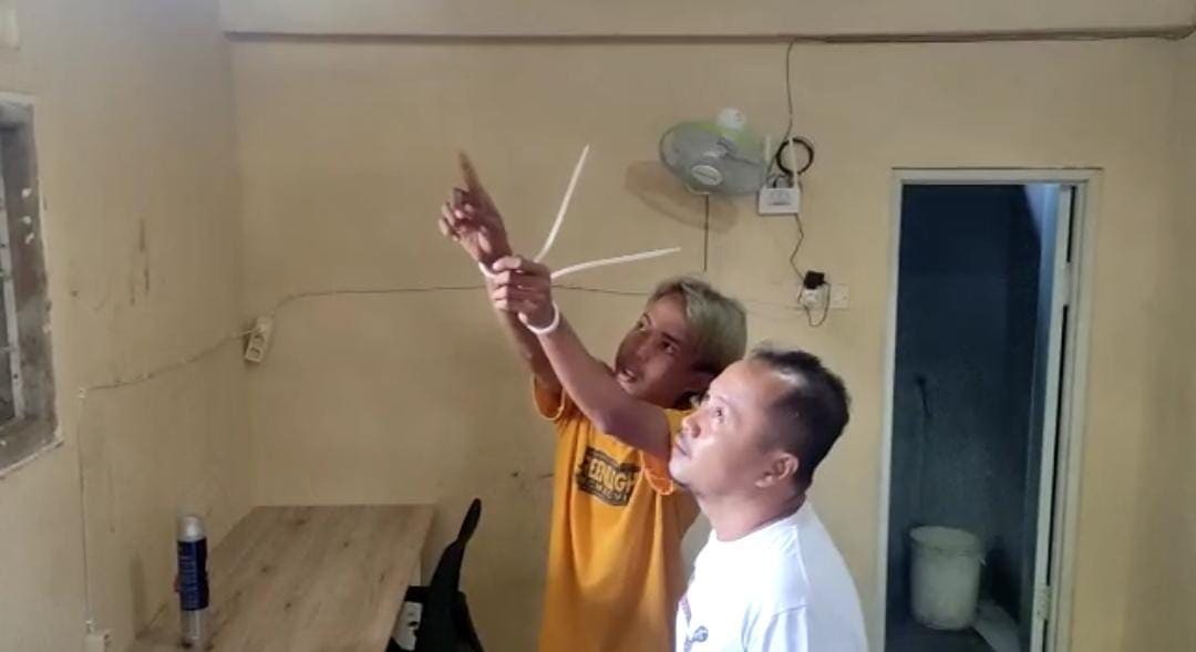Maling curi komputer.