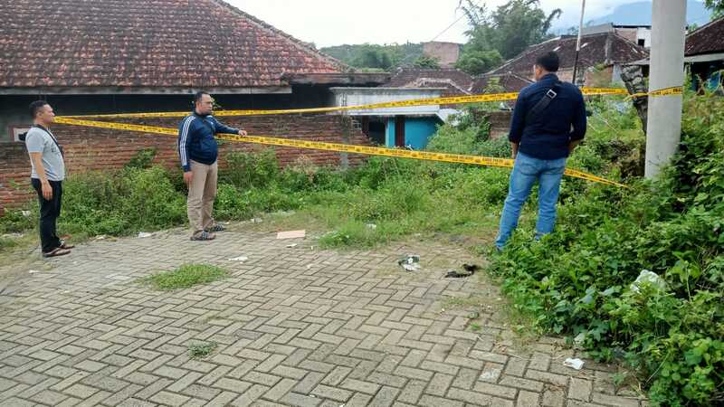 2 Orang Tewas Pesta Miras Maut di Kuburan Leses Malang, 2 Kritis, 2 Dirawat di Rumah 1 Pesta miras maut.