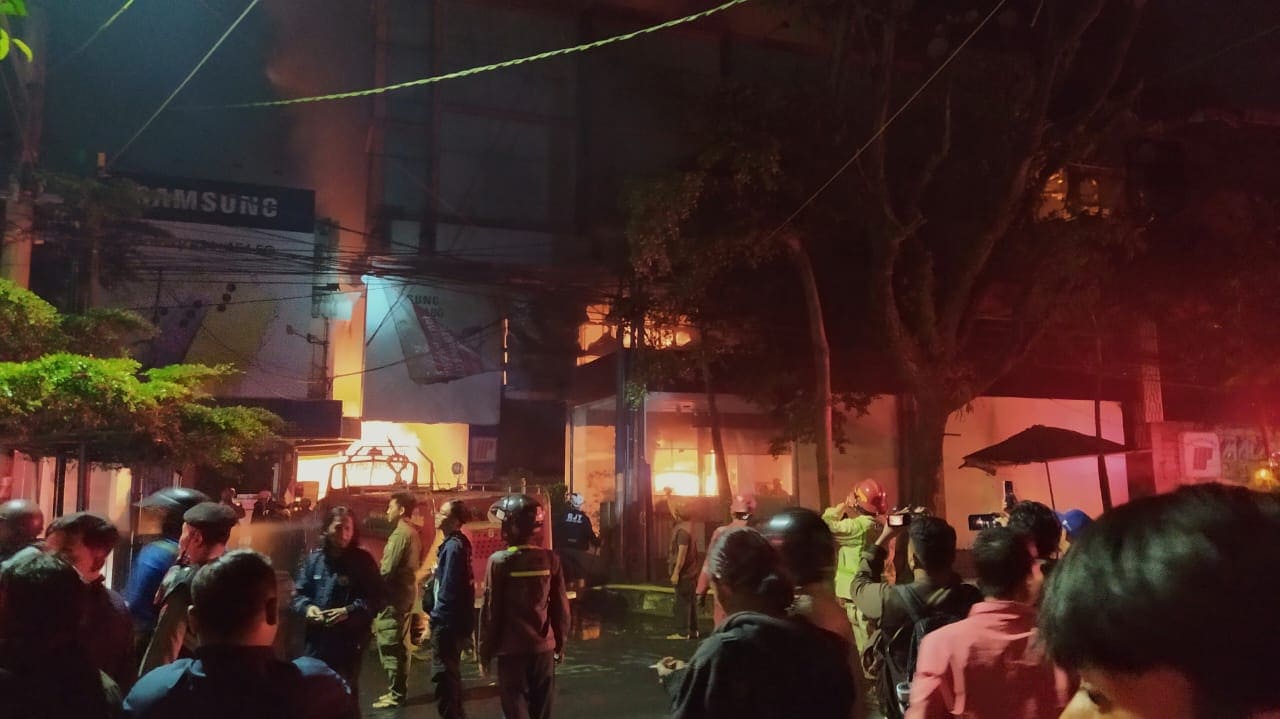 Malang Plaza terbakar.