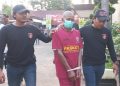 Pria terbungkus karung.