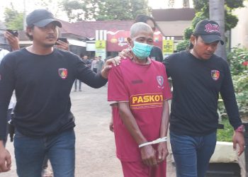 Pria terbungkus karung.
