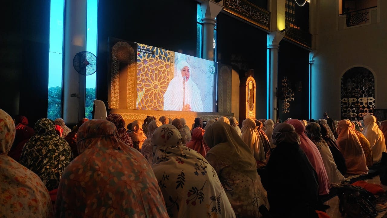 Jamaah Masjid Nasional Al-Akbar Surabaya.