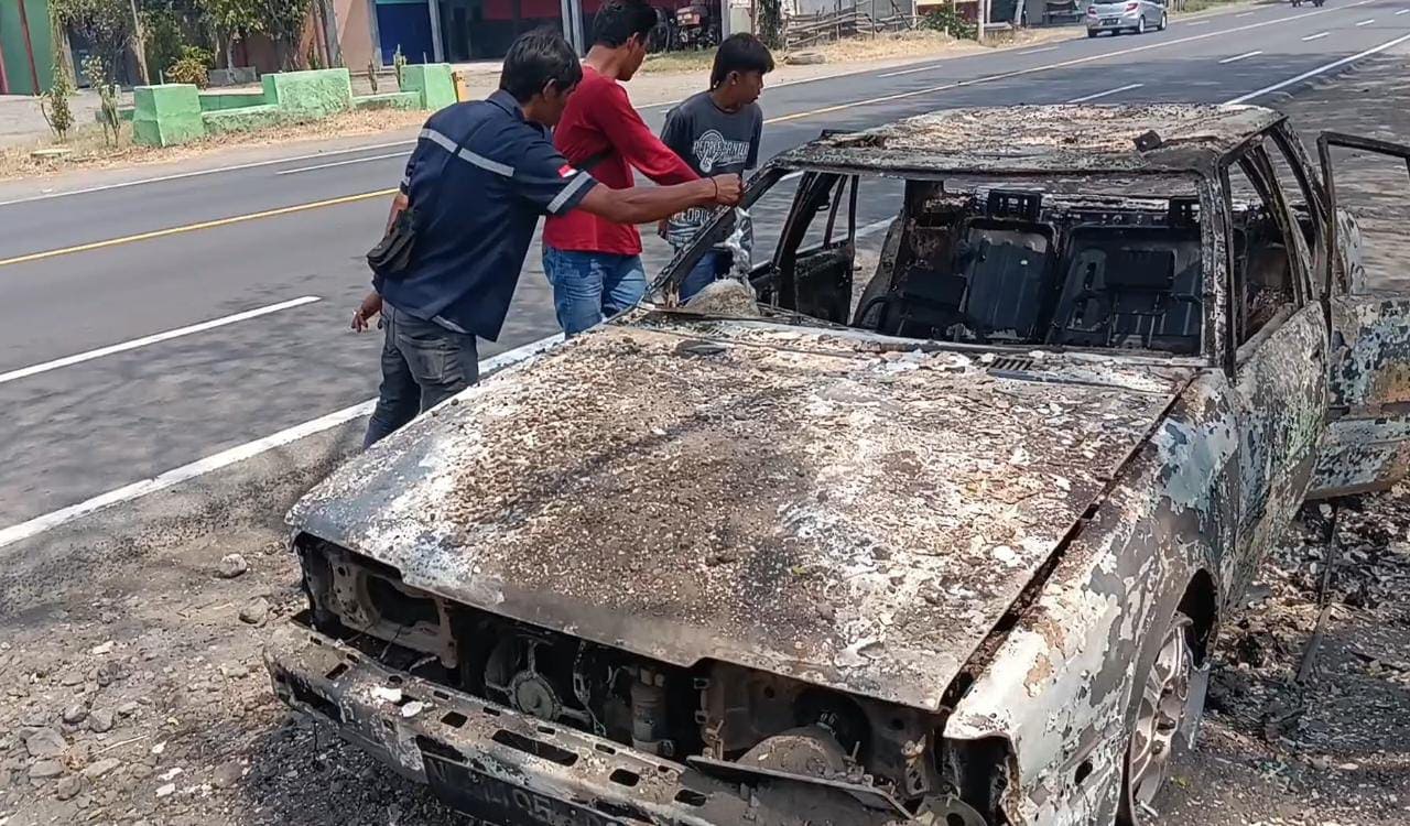 Mobil Sedan Mazda Nguling terbakar.