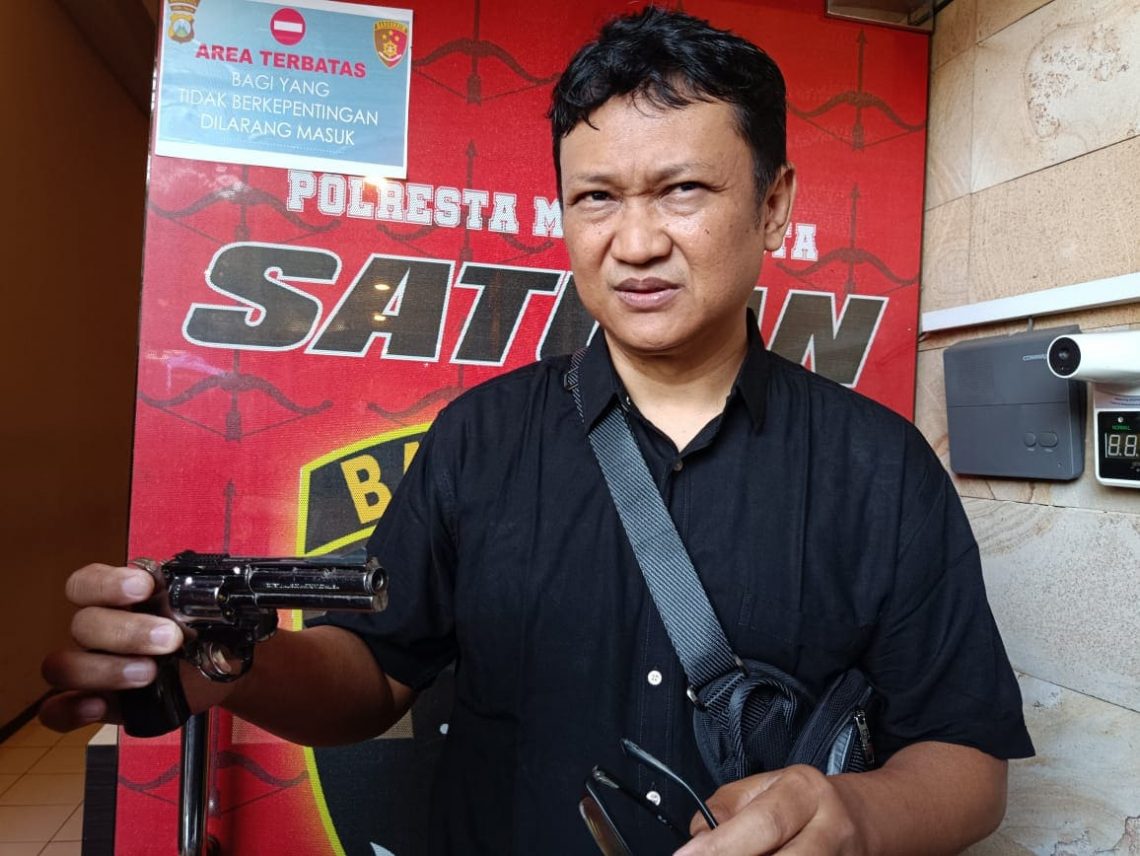 Ditodong pistol.