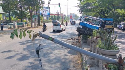 Mobil pickup di Raci.