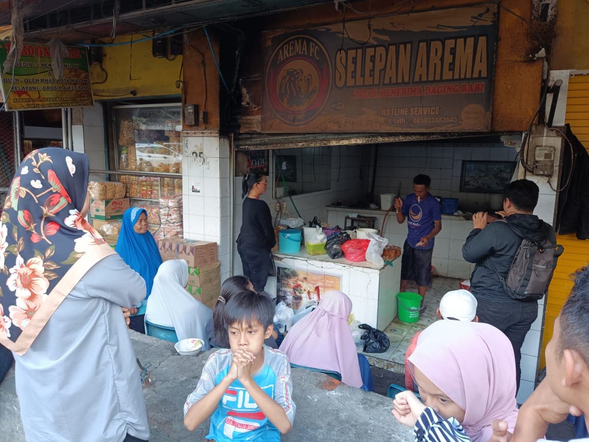 Penggilingan daging di Pasar Besar Malang.
