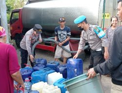 Satu Dusun di Pasuruan Kekeringan, Polisi Salurkan Bantuan Air