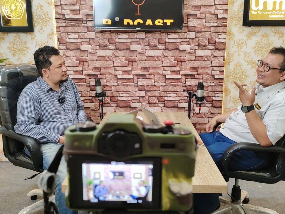 Rektor Unim Mojokerto (kanan) saat podcast bersama CEO Tugu Media Group. Foto: Hanif Nanda/Tugu Jatim