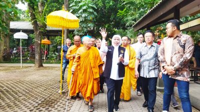 Kunjungi Maha Vihara Majapahit Mojokerto, Gubernur Jatim Harap Perayaan Waisak Berjalan Lancar 