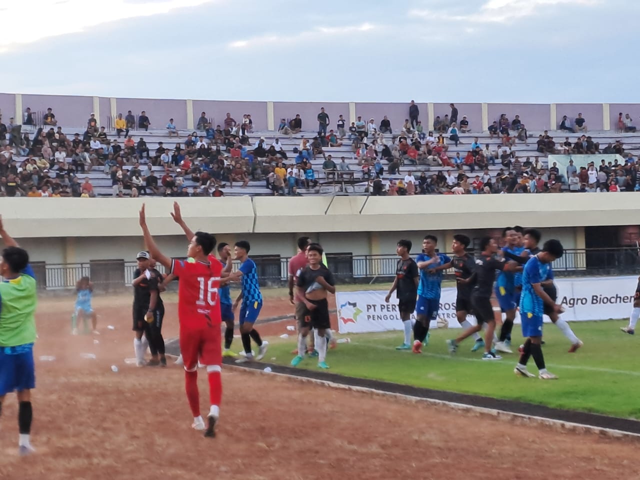 Pertandingan Margosuko FC vs Andalas FC Diwarnai Aksi Lempar Botol ke Lapangan