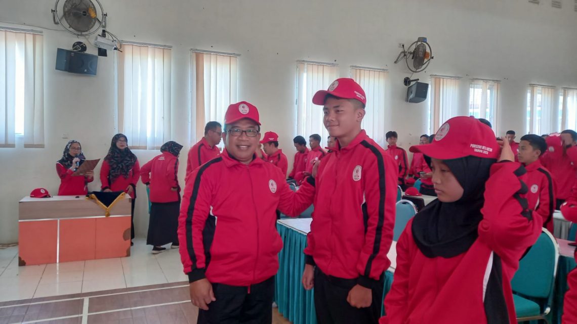 Kepala Kantor Kemenag Kabupaten Malang, Sahid mengukuhkan atlet-atlet yang mewakili Kabupaten Malang di Porseni MTs Jatim 2023. Foto: Aisyah Nawangsari/Tugu Jatim