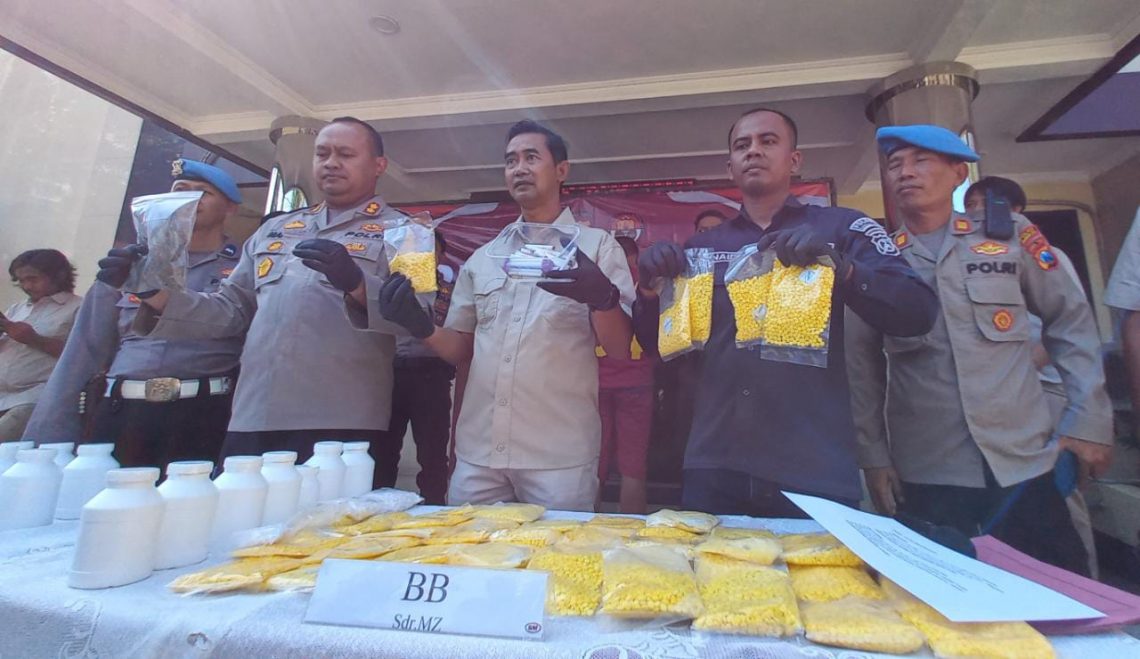 Satresnarkoba Polres Pasuruan Kota menangkap dua tersangka sindikat bandar pengedar pil koplo. Foto: Laoh Mahfud/Tugu Jatim