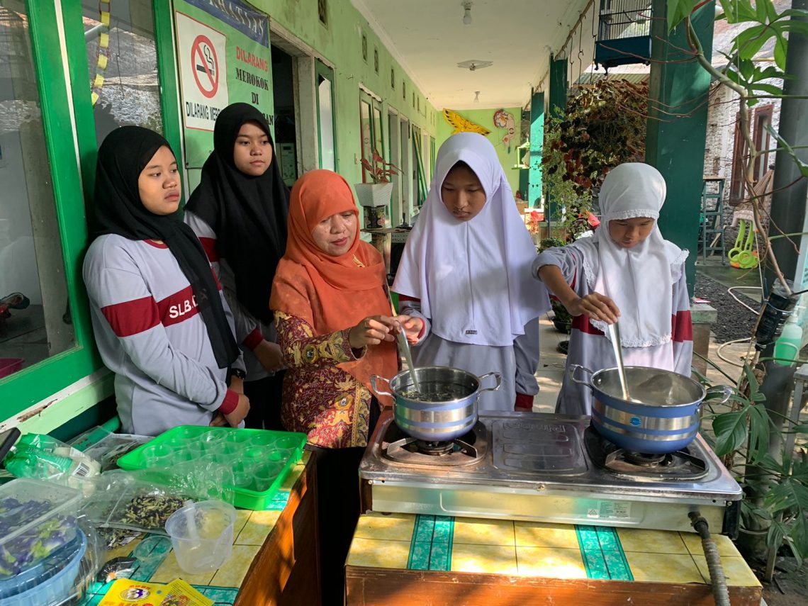 Program Unik Magister Pendidikan Matematika Unikama: Ajak Siswa SLB Belajar Menghitung Lewat Memasak Puding 1 unikama tugu jatim