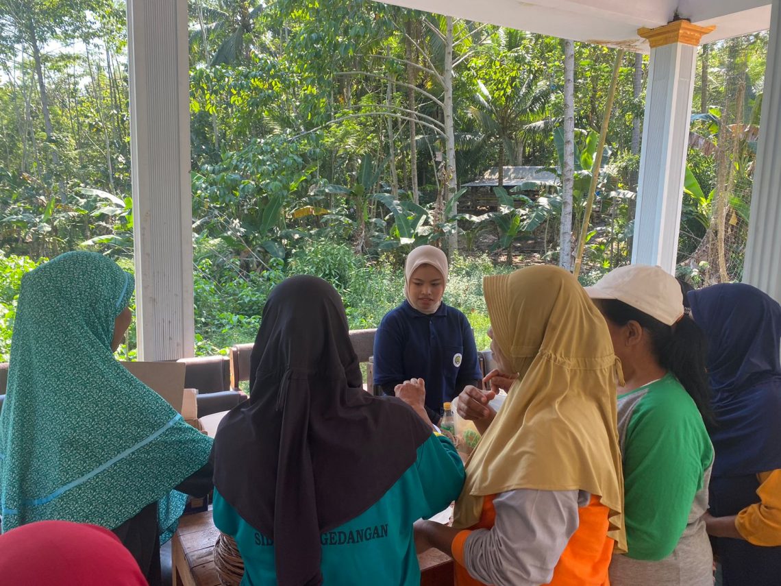 KKN Universitas Negeri Malang Paparkan Manfaat Toga ke Warga Desa Sidodadi 1 universitas negeri malang tugu jatim