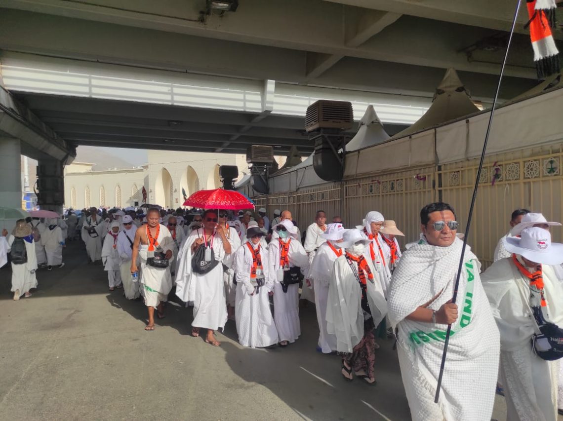Jemaah haji asal Kabupaten Tuban menuju Mina untuk melempar jamrah di tiga pilar yaitu Ula, Wustho, dan Aqabah. Foto: dok Kemenag Tuban
