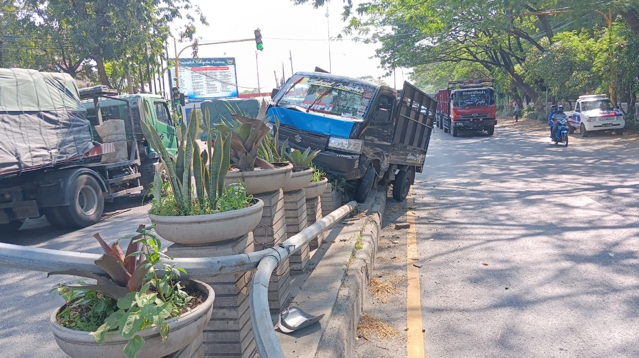 Sopir Ngantuk, Mobil Pickup di Raci Pasuruan Sasak Median Jalan, Lampu PJU Roboh 2 Kecelakaan mobil pickup di Raci.