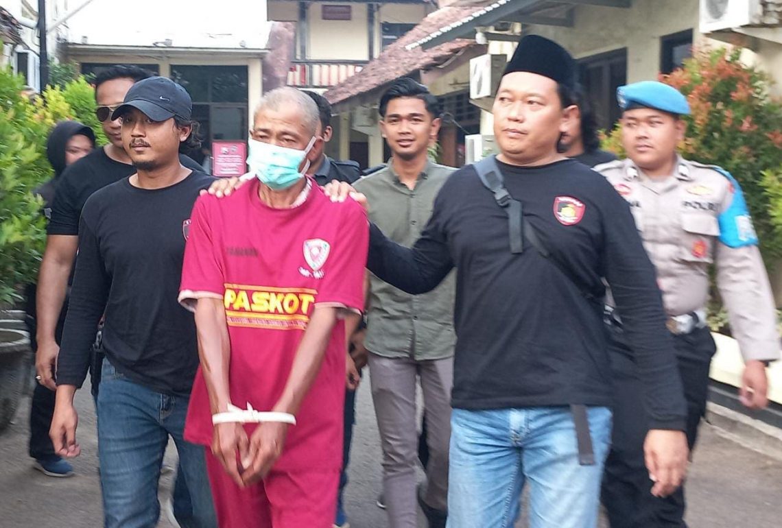Kena Mental usai Bunuh dan Buang Mayat Terbungkus Karung di Alastlogo Pasuruan, Tersangka Sempat Masuk Rumah Sakit 1 Mayat terbungkus karung.