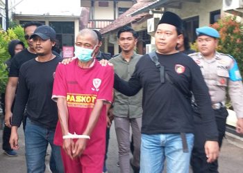 Mayat terbungkus karung.