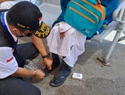Hindari Kaki Melepuh, Petugas PKP3JH Bagikan 500 Pasang Sandal ke Jamaah Haji di Tanah Suci