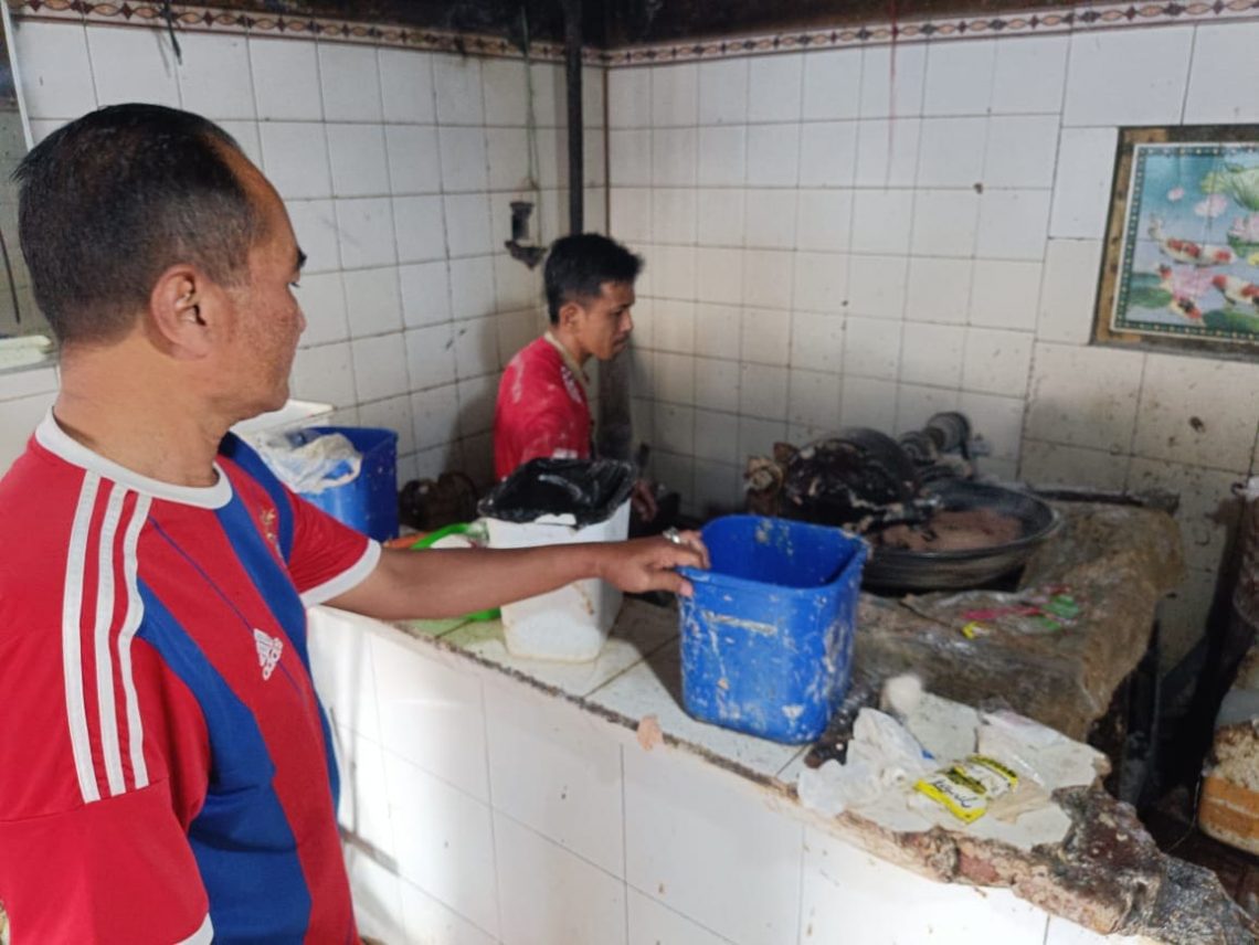 Berkah Iduladha, Omzet Usaha Penggilingan Daging di Pasar Besar Malang Naik Lipat 10 1 usaha penggilingan daging.