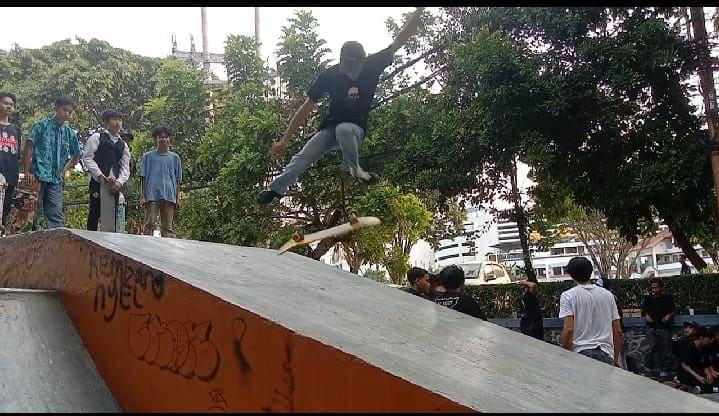 Atlet skateboard.