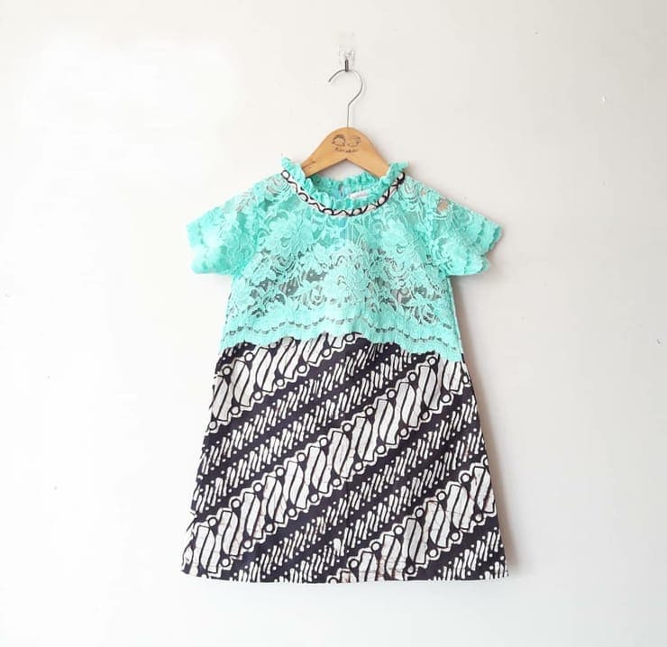 4 Rekomendasi Baju Kebaya Dres Anak, Nyaman Nggak Bikin Gerah 3 Baju kebaya dres anak terbaru.