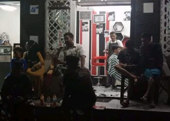 Rezeki Nomplok, Omzet Tukang Potong Rambut di Pasuruan Meroket Didominasi Serbuan Pelajar 5 Tukang potong rambut.