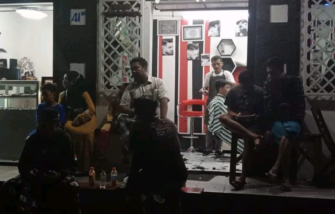 Rezeki Nomplok, Omzet Tukang Potong Rambut di Pasuruan Meroket Didominasi Serbuan Pelajar 1 Tukang potong rambut.