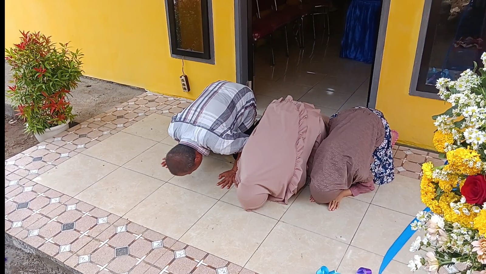 Abdikan Diri 29 Tahun, Polres Pasuruan Beri Hadiah Rumah untuk Tukang Sapu Berdedikasi Tinggi 2 Hadiah rumah Polres Pasuruan.