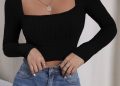 Crop top lengan panjang.