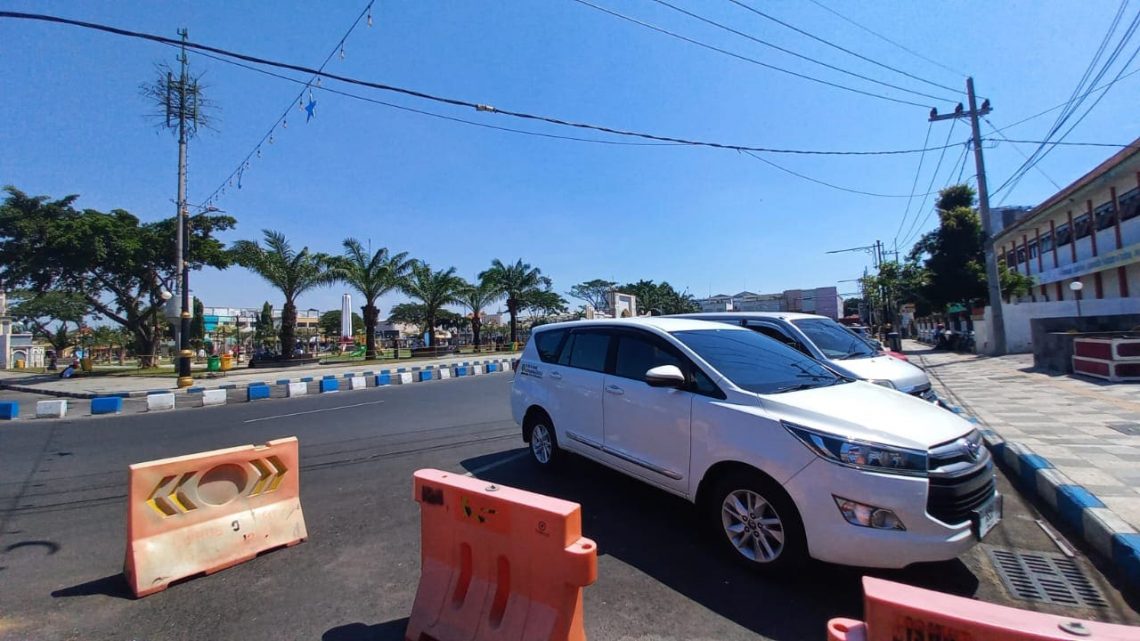 Awas! Jukir Nakal Teror Pungli Rp10 Ribu di Kawasan Parkir Berlangganan Alun-Alun Kota Pasuruan 1 Jukir nakal.