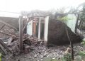 Rumah roboh.