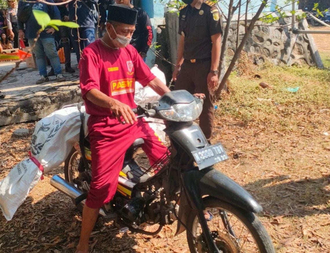 Pembunuhan pria terbungkus karung.