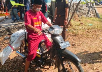 Pembunuhan pria terbungkus karung.