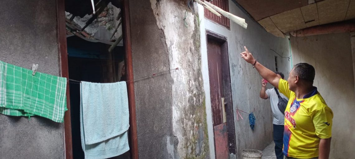 Tak Sabar Ketemu Teman Cewek, Pemuda di Kota Malang Nekat Naik Atap, Tepergok Warga Diteriaki Maling 1 Pemuda di Kota Malang.