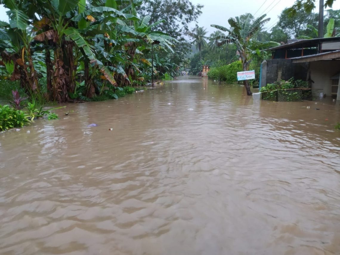Banjir Masih Menggenang, Ribuan Warga Malang Selatan Butuh Bantuan 1 Warga Malang Selatan.