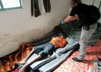 Mayat pemuda membusuk.