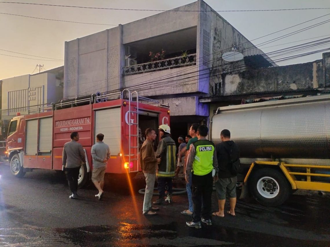 Terdengar Ledakan, Kebakaran Gudang Perlengkapan Bayi di Pandaan Pasuruan Akibat Korslet 1 Kebakaran gudang perlengkapan bayi.